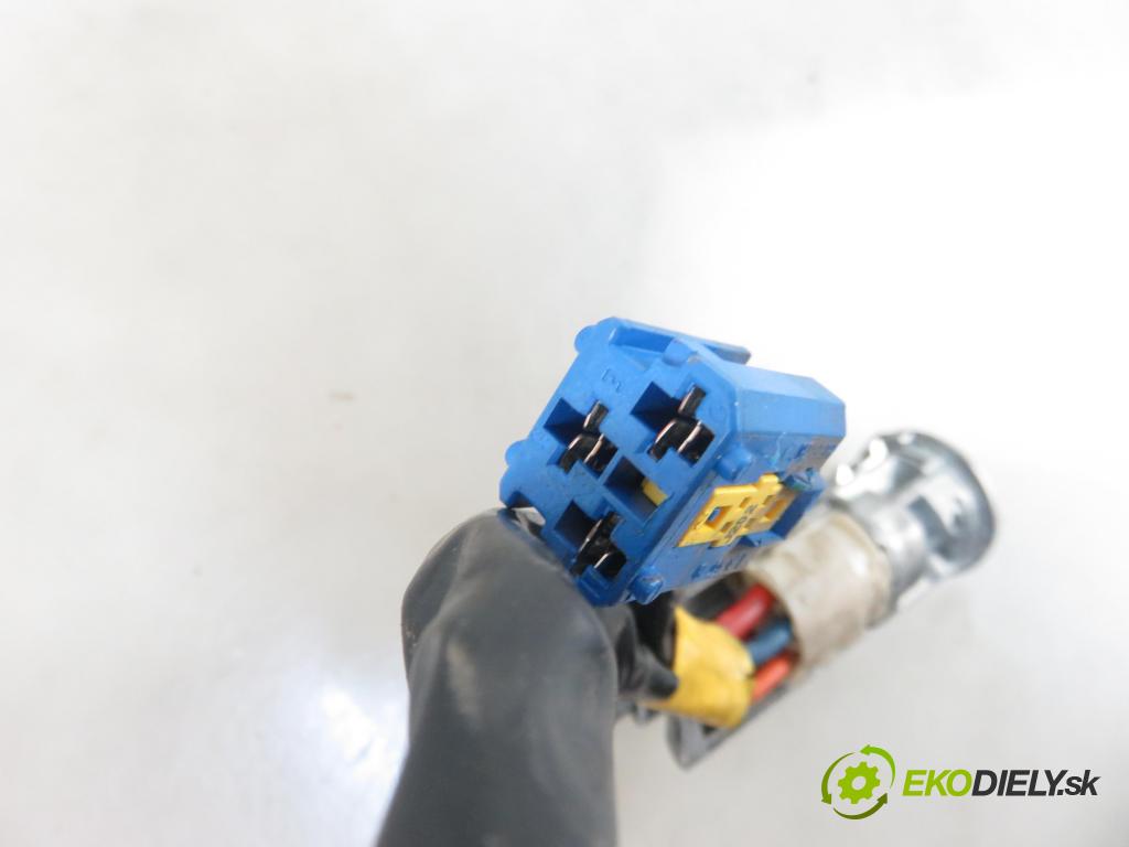 PEUGEOT 206 liftback (2A/C) HB 1999 55,00 1.4 75 - KFW 1360,00 spinačka  (Spínacie skrinky a kľúče)