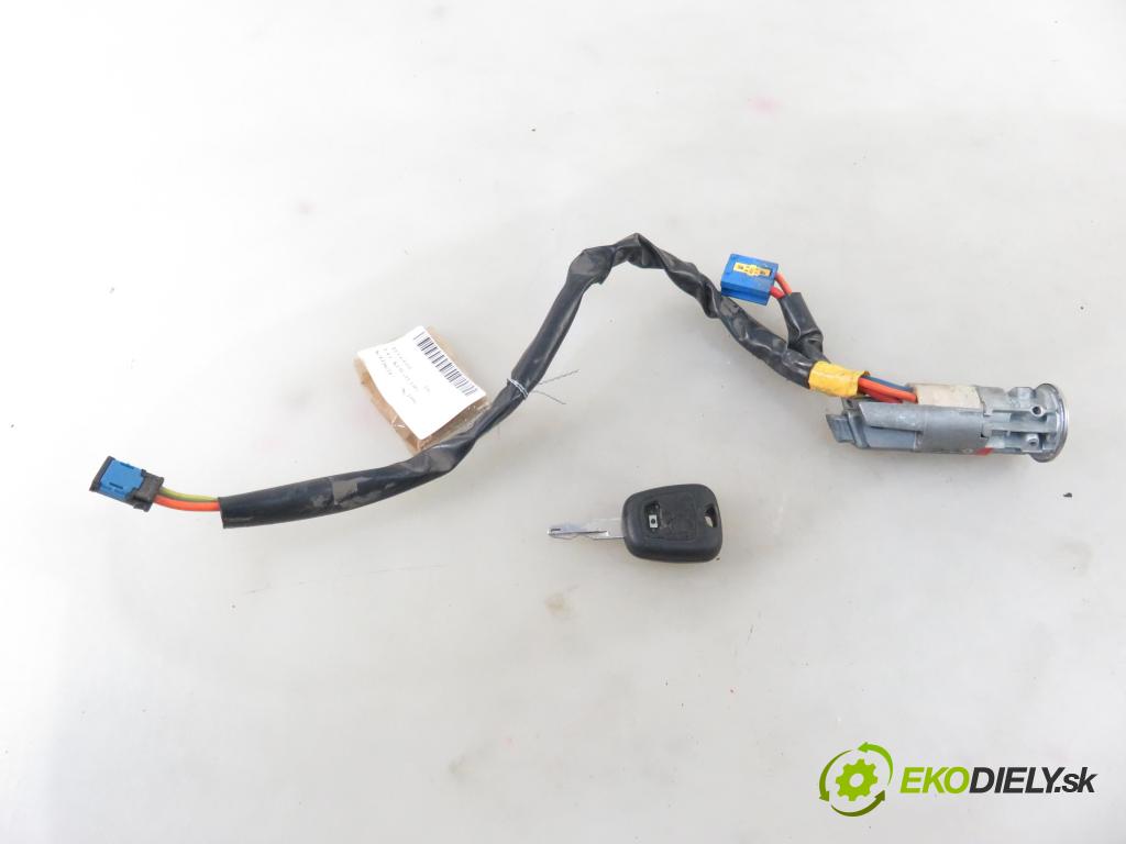 PEUGEOT 206 liftback (2A/C) HB 1999 55,00 1.4 75 - KFW 1360,00 spinačka  (Spínacie skrinky a kľúče)