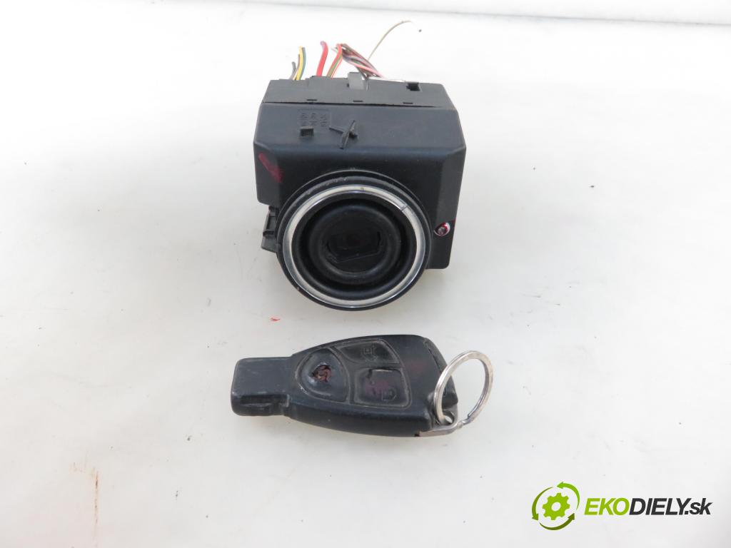 MERCEDES-BENZ VITO / MIXTO Skrzynia (W639) FURGON 2004 110,00 115 CDI 150 - OM 646.982 2148,00 spinačka 6395450108 (Spínacie skrinky a kľúče)