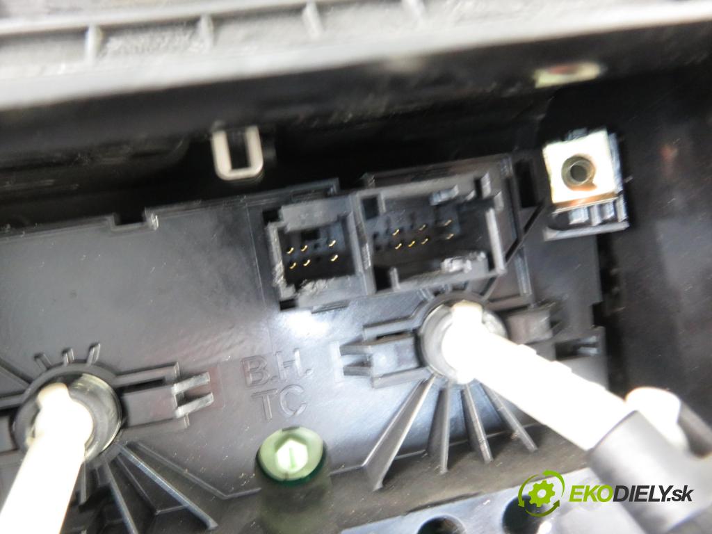 MERCEDES-BENZ VITO / MIXTO Skrzynia (W639) FURGON 2004 110,00 115 CDI 150 - OM 646.982 2148,00 Panel kúrenia KLIMATIZACE: 6398301185KZ ; 6398301185 ; 5HB00851100