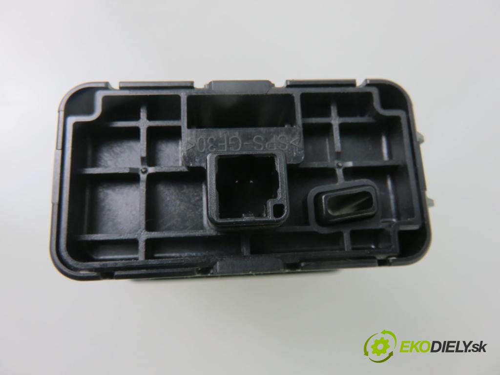 MITSUBISHI OUTLANDER III (GG_W, GF_W, ZJ) SUV 2014 60,00 2.0 Hybrid 4WD (GG2W) - Y61 0,00 spinačka G8D644MKEYE ; 8637B116 (Spínacie skrinky a kľúče)