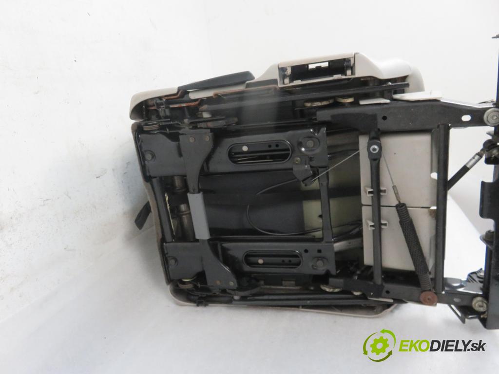 CHRYSLER VOYAGER IV (RG, RS) MINIVAN 2006 160,00 3.8 - EGH 3778,00 Sedadlo 2 rad pravy