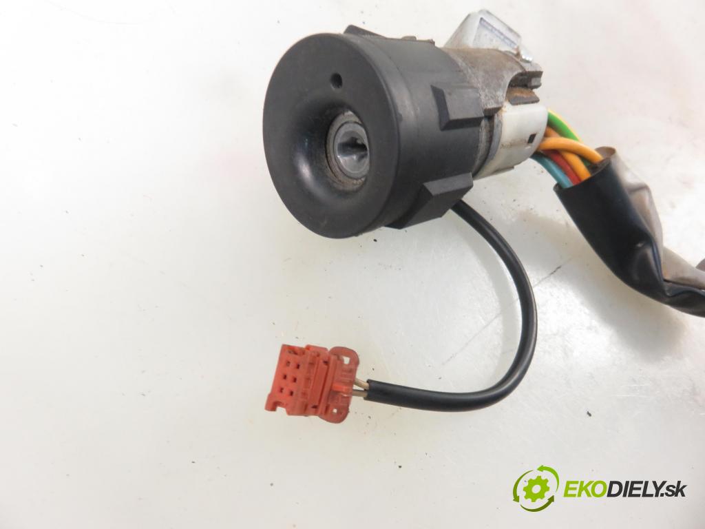 PEUGEOT PARTNER Skrzynia (5_, G_) KOMBIVAN 2004 51,00 1.9 D - WJY (DW8B) 1868,00 spinačka 9648445180 (Spínacie skrinky a kľúče)