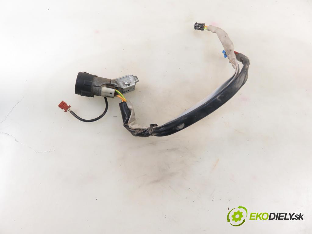 PEUGEOT PARTNER Skrzynia (5_, G_) KOMBIVAN 2004 51,00 1.9 D - WJY (DW8B) 1868,00 spinačka 9648445180 (Spínacie skrinky a kľúče)