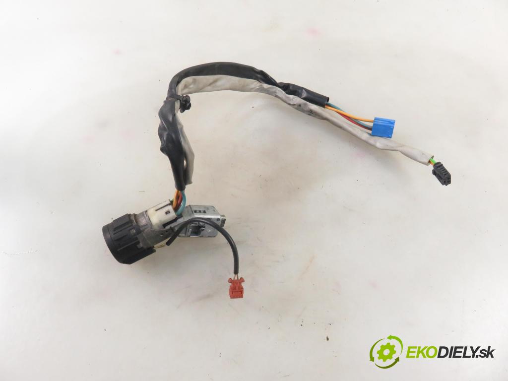 PEUGEOT PARTNER Skrzynia (5_, G_) KOMBIVAN 2004 51,00 1.9 D - WJY (DW8B) 1868,00 spinačka 9648445180 (Spínacie skrinky a kľúče)