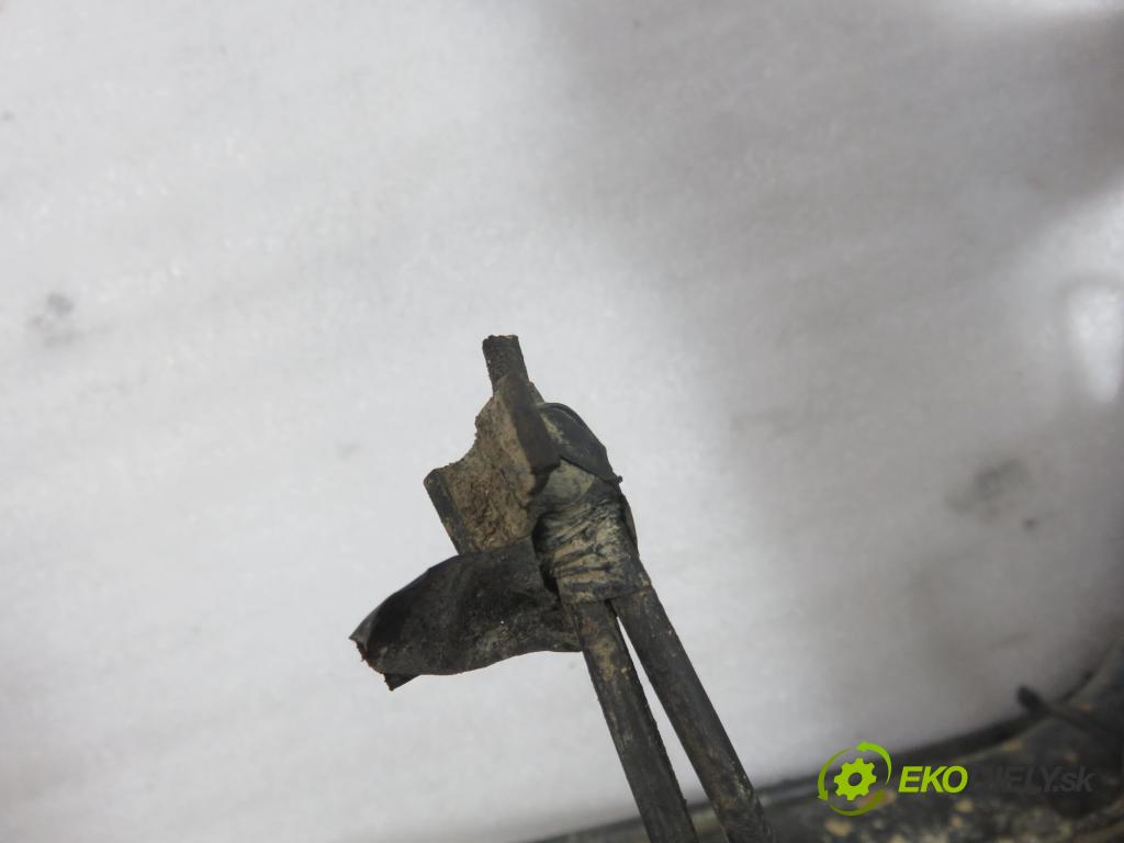 SMART CITY-COUPE (450) HB 2001 45,00 0.6 (450.352, 450.353) - M 160 E6AL B05 599,00 Výstuha zadná ABS