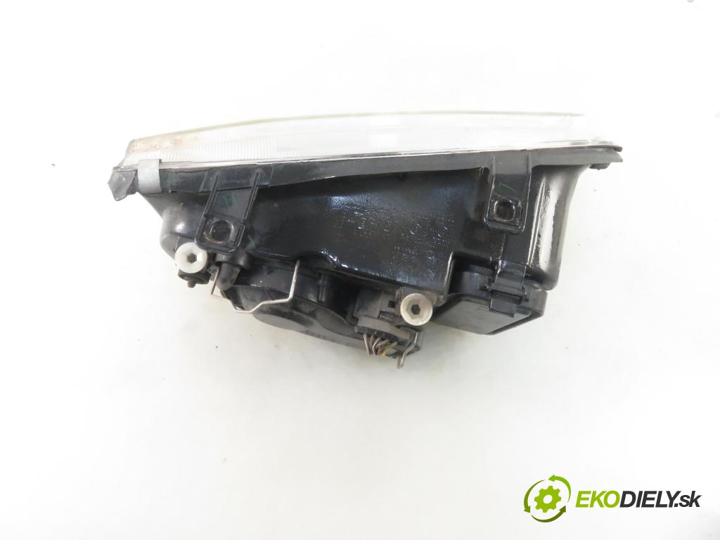 VW BORA (1J2) SEDAN 1998 74,00 1.6 - AKL 1595,00 Svetlo LP