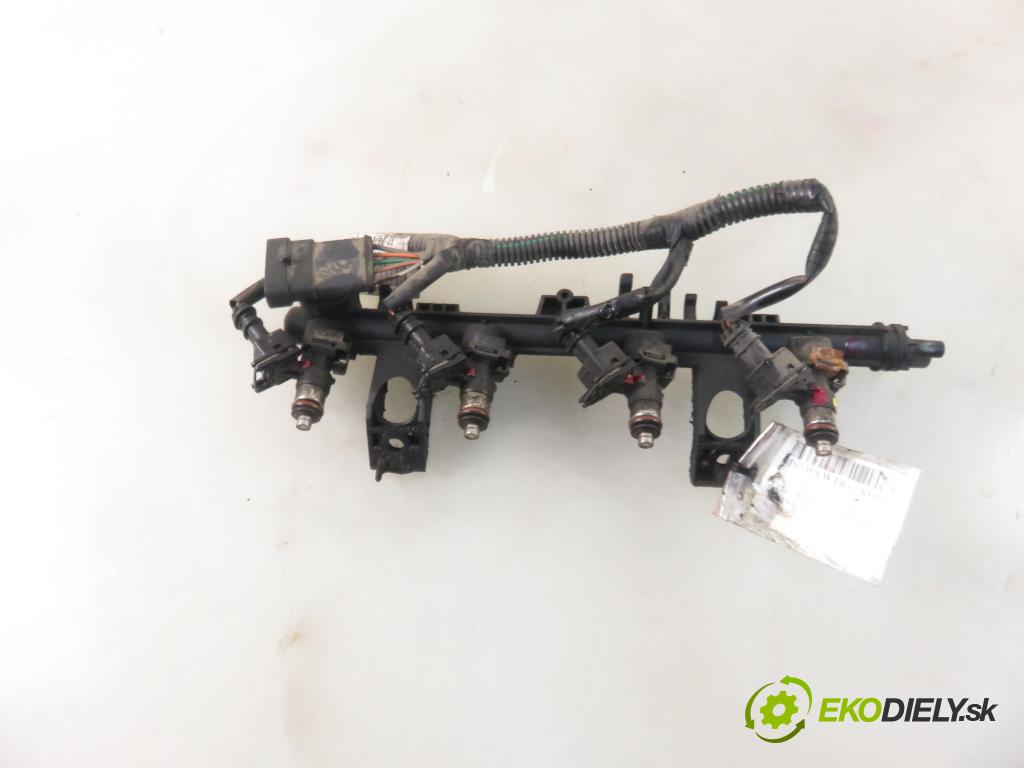 RENAULT CLIO III (BR0/1, CR0/1) HB 2006 55,00 1.2 16V 1149,00 Lišta vstrekovacia 8200286064 ; 8200292590 ; 0280158046 (Vstrekovacie lišty)