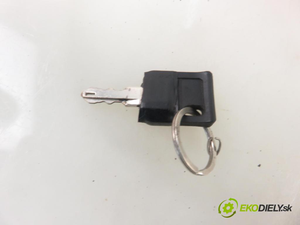 RENAULT TRAFIC II Skrzynia (FL) FURGON 2001 74,00 1.9 dCi - F9Q 760 1870,00 spinačka  (Spínacie skrinky a kľúče)