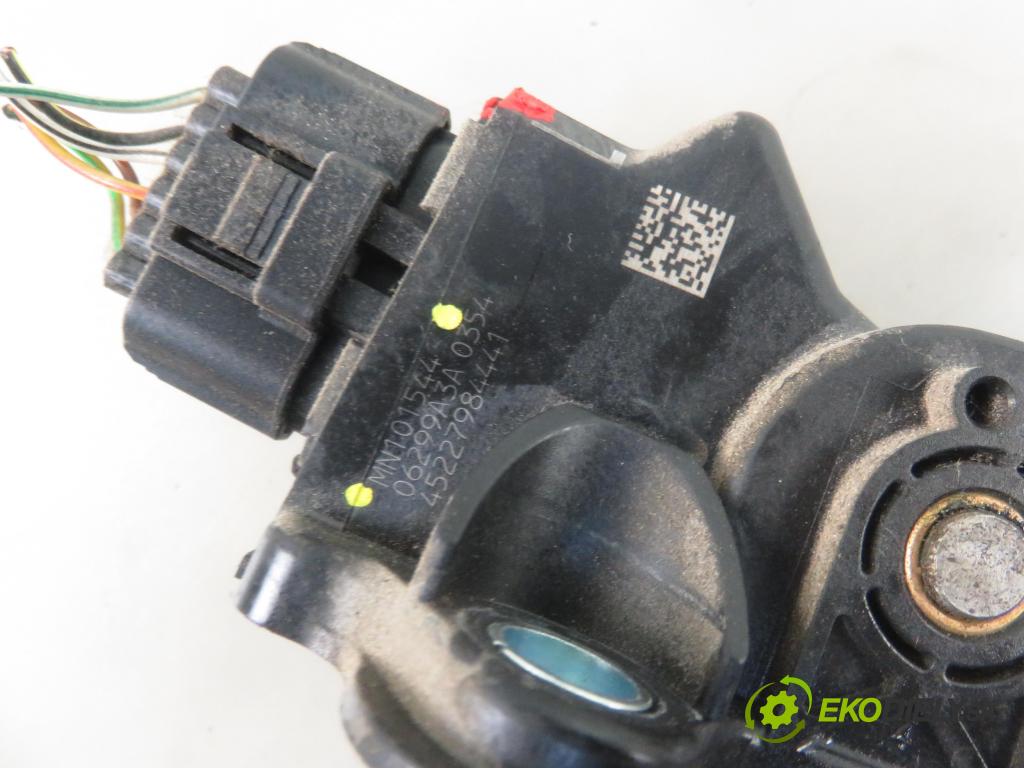 MITSUBISHI OUTLANDER II (CW_W) SUV 2007 103,00 2.0 DI-D 140 - BSY (Volkswagen Group) 1968,00 Potenciometer plynu MN101544 (Pedále)