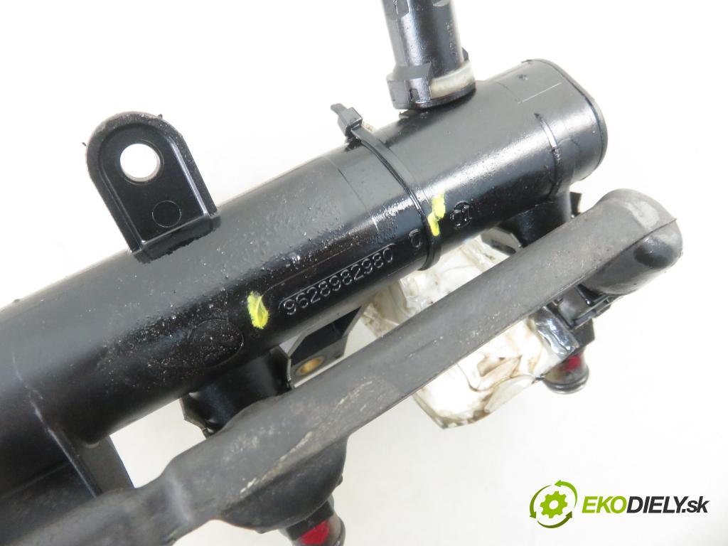 PEUGEOT 206 liftback (2A/C) HB 1999 55,00 1.4 75 - KFW 1360,00 Lišta vstrekovacia 9628982980D ; 001F002A (Vstrekovacie lišty)