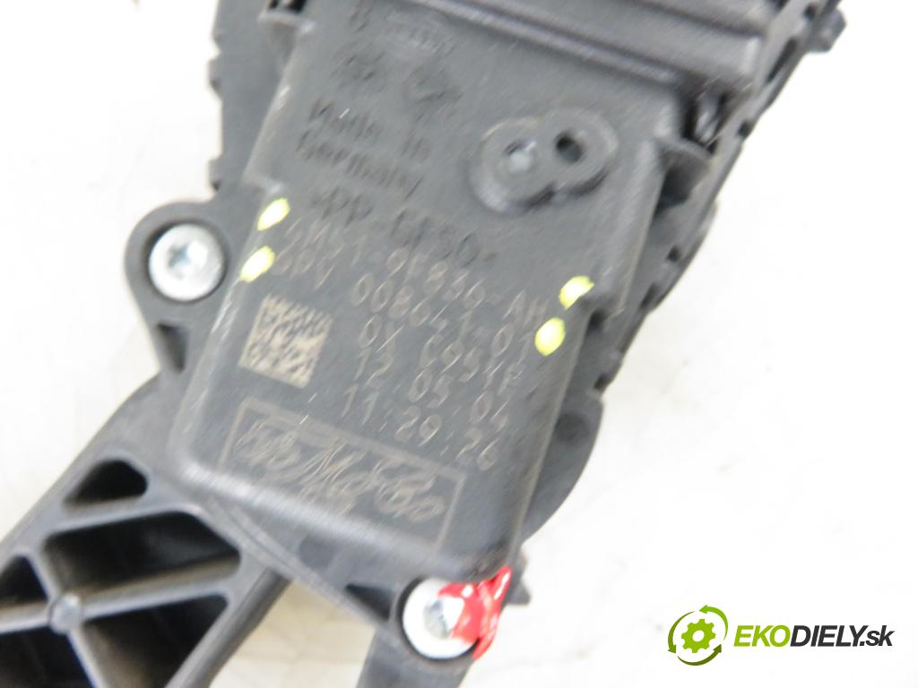 VOLVO V50 (MW) KOMBI 2006 100,00 2.0 D 136 - D 4204 T (PSA) 1997,00 Potenciometer plynu 4M519F836AH ; 6PV00864101 (Pedále)