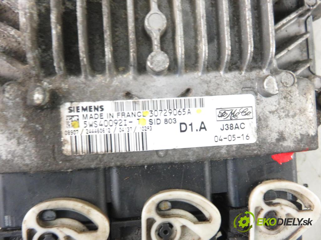 VOLVO V50 (MW) KOMBI 2006 100,00 2.0 D 136 - D 4204 T (PSA) 1997,00 řídící jednotka motora 5WS40092IT ; 30729065A
