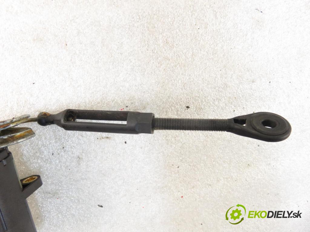 AUDI A4 (8D2, B5) SEDAN 1997 81,00 1.9 TDI 110 - AFN 1896,00 Potenciometer plynu 0281002229 ; 028907475S (Pedále)