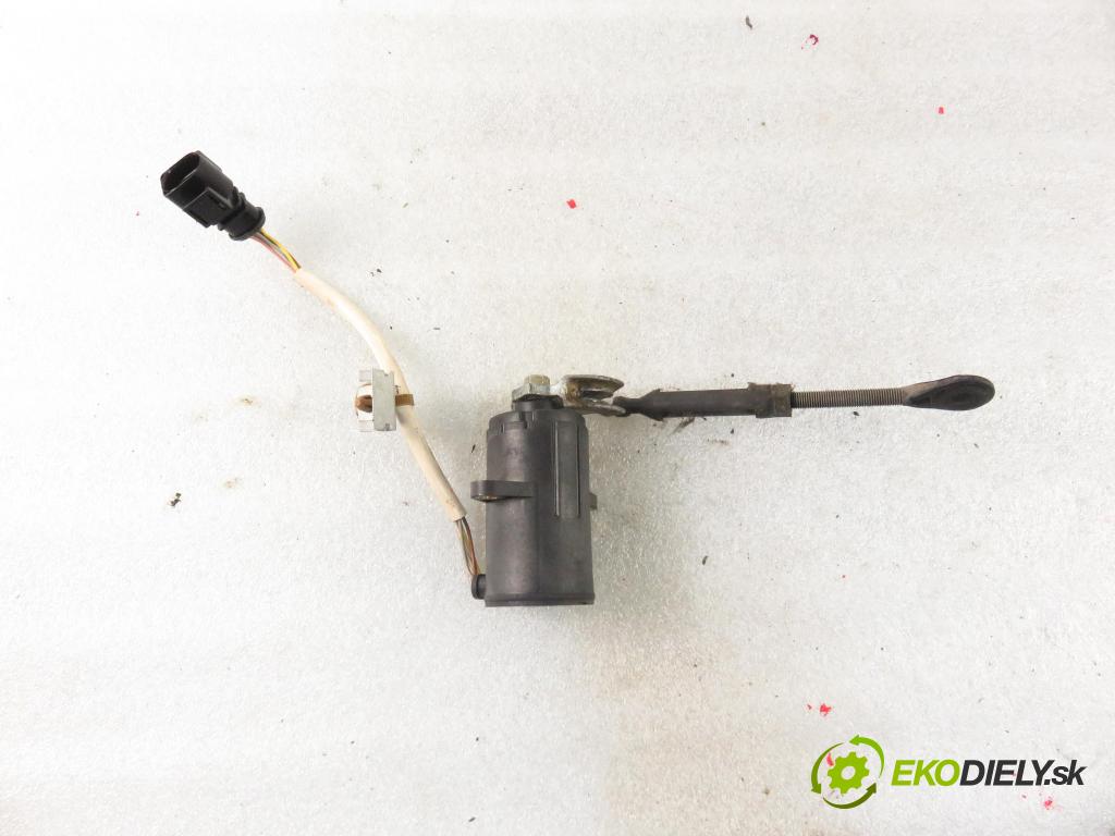 AUDI A4 (8D2, B5) SEDAN 1997 81,00 1.9 TDI 110 - AFN 1896,00 Potenciometer plynu 0281002229 ; 028907475S (Pedále)