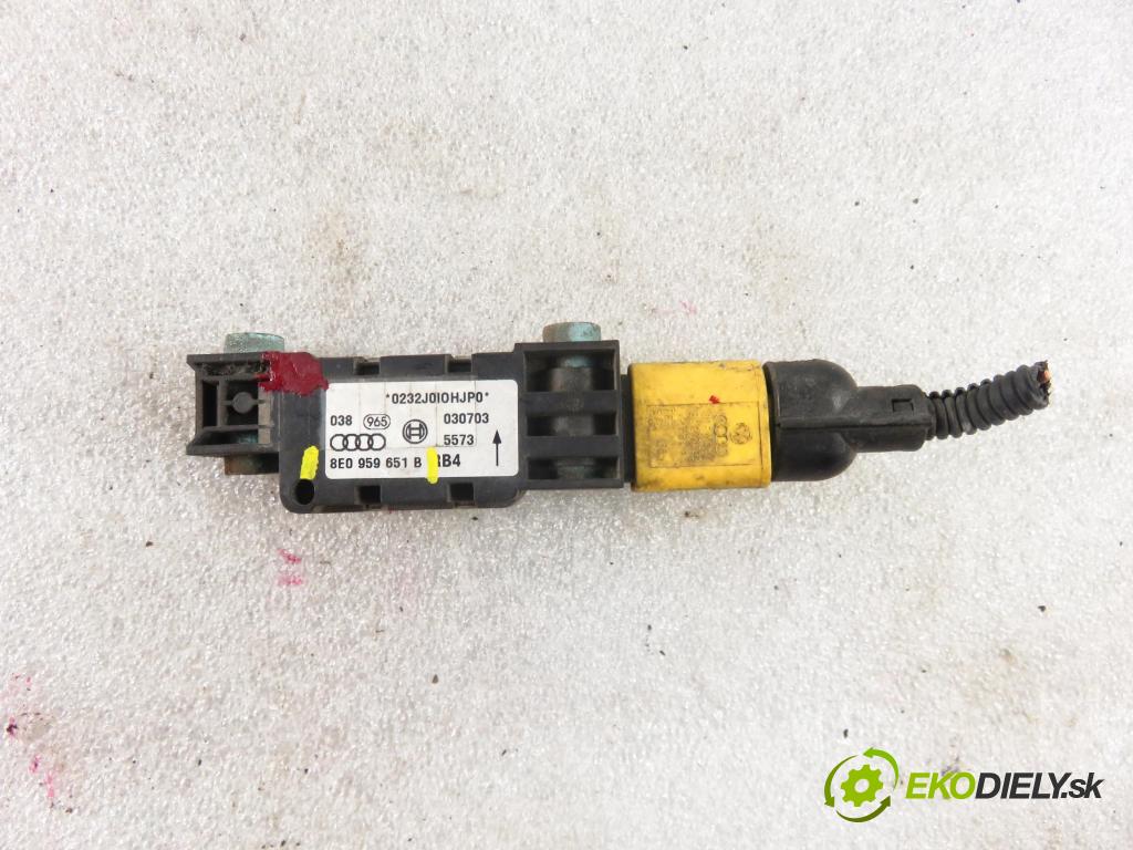 AUDI A3 (8P1) HB 2003 77,00 1.9 TDI PD 105 - BKC 1896,00 Snímač nárazu 8E0959651B (Snímače nárazu)