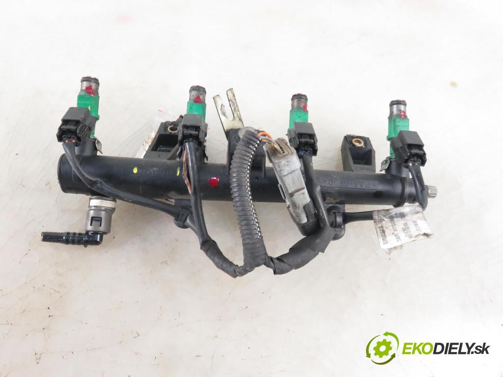 PEUGEOT 207 SW (WK_) KOMBI 2008 54,00 1.4 8V 73 - KFV (TU3A) 1360,00 Lišta vstrekovacia 9655833580 ; 01F023 (Vstrekovacie lišty)