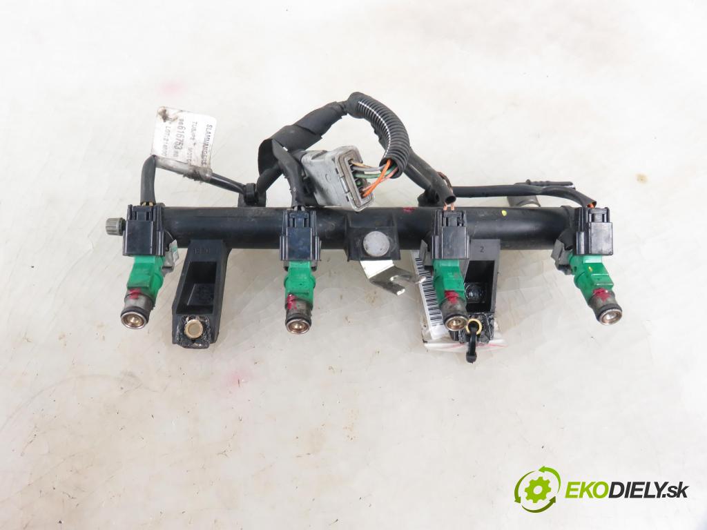 PEUGEOT 207 SW (WK_) KOMBI 2008 54,00 1.4 8V 73 - KFV (TU3A) 1360,00 Lišta vstrekovacia 9655833580 ; 01F023 (Vstrekovacie lišty)