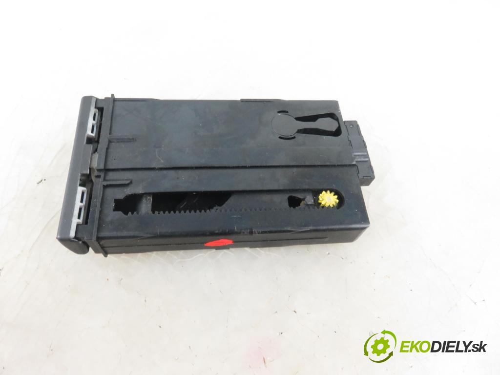 AUDI A4 Avant (8D5, B5) KOMBI 2000 85,00 1.9 TDI - AJM 1896,00 Držiak na nápoje 8D0862534A (Úchyty, držiaky na nápoje)