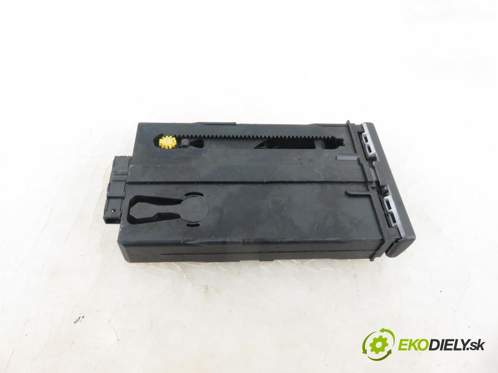 AUDI A4 Avant (8D5, B5) KOMBI 2000 85,00 1.9 TDI - AJM 1896,00 Držiak na nápoje 8D0862534A (Úchyty, držiaky na nápoje)