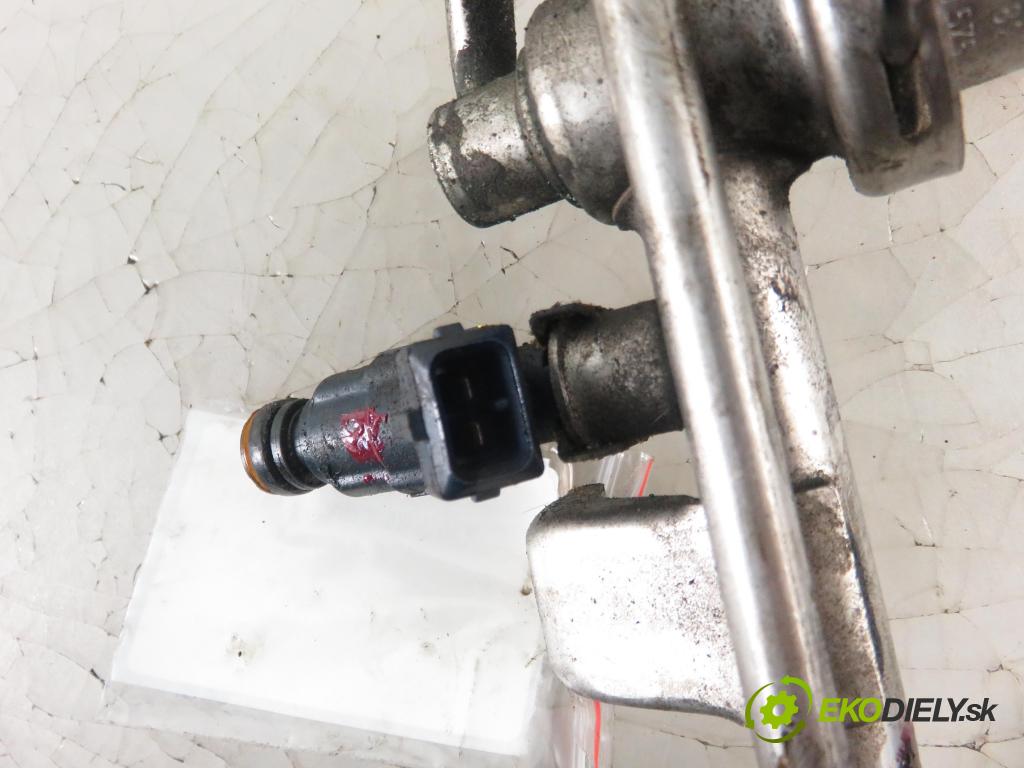 VW PASSAT B5.5 Variant (3B6) KOMBI 2002 110,00 1.8 T 20V - AWT 1781,00 Lišta vstrekovacia 0280156065 ; 06B133551M (Vstrekovacie lišty)