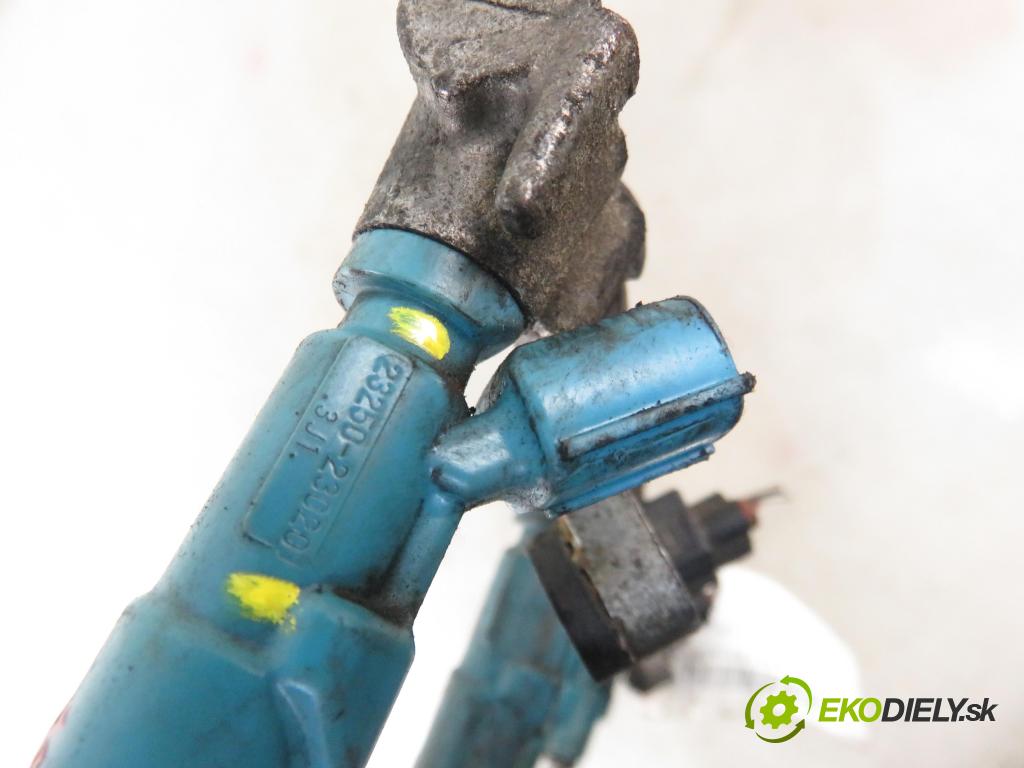 TOYOTA YARIS (_P1_) HB 2004 64,00 1.3 VVTi 87 - 2SZ-FE 1298,00 Lišta vstrekovacia 2325023020 (Vstrekovacie lišty)