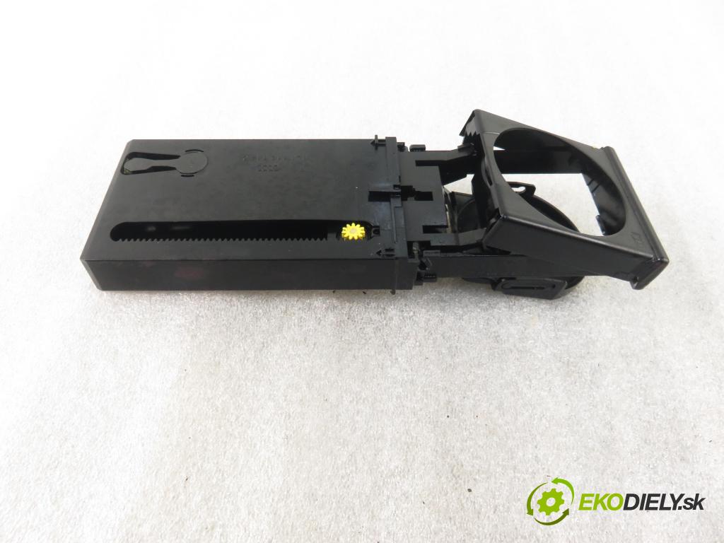 AUDI A3 (8L1) HB 2000 75,00 1.6 - AVU 1595,00 Držiak na nápoje 8L0862534C (Úchyty, držiaky na nápoje)