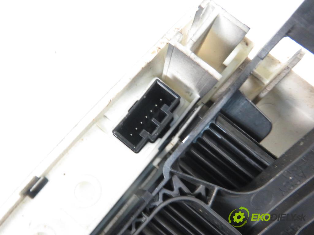 LAND ROVER RANGE ROVER SPORT (L320) SUV 2007 140,00 2.7 TDV6 4x4 190 - 276DT (PSA) 2720,00 palubná doska YUD501770