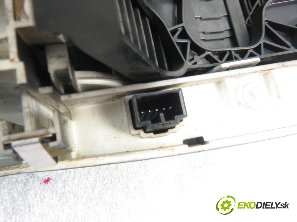 LAND ROVER RANGE ROVER SPORT (L320) SUV 2007 140,00 2.7 TDV6 4x4 190 - 276DT (PSA) 2720,00 palubná doska YUD501770