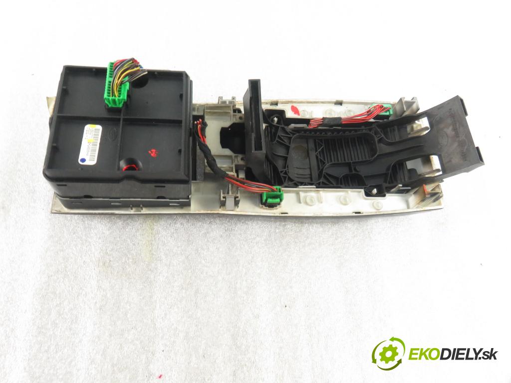 LAND ROVER RANGE ROVER SPORT (L320) SUV 2007 140,00 2.7 TDV6 4x4 190 - 276DT (PSA) 2720,00 palubná doska YUD501770