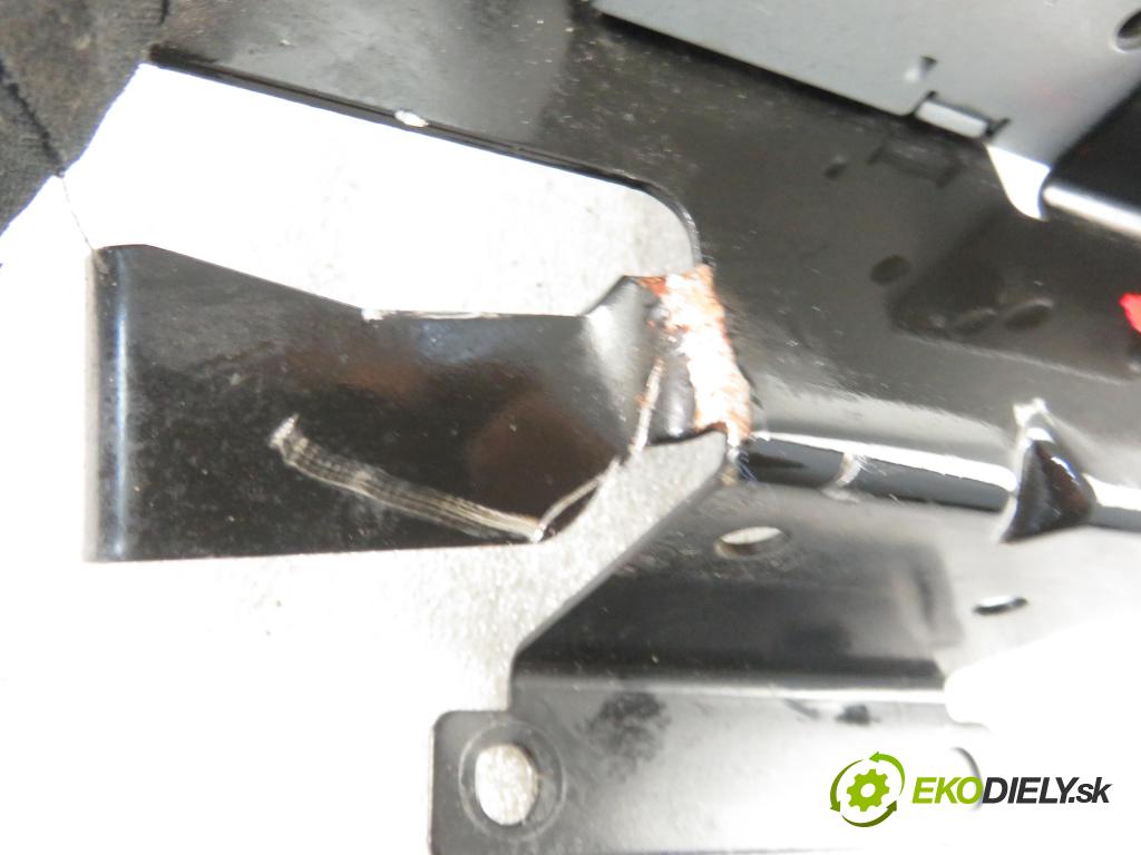 LAND ROVER RANGE ROVER SPORT (L320) SUV 2007 140,00 2.7 TDV6 4x4 190 - 276DT (PSA) 2720,00 čítač navigácie 4621008671 (Ostatné)