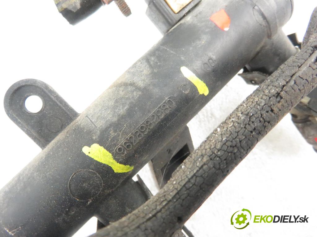 CITROEN SAXO (S0, S1) HB 1999 55,00 1.4 VTS 75 - KFX (TU3JP) 1360,00 Lišta vstrekovacia 9628982980C (Vstrekovacie lišty)