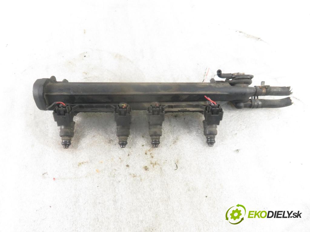 AUDI A3 (8L1) HB 2000 75,00 1.6 - AVU 1595,00 Lišta vstrekovacia 06A133317A ; 037906031AL (Vstrekovacie lišty)