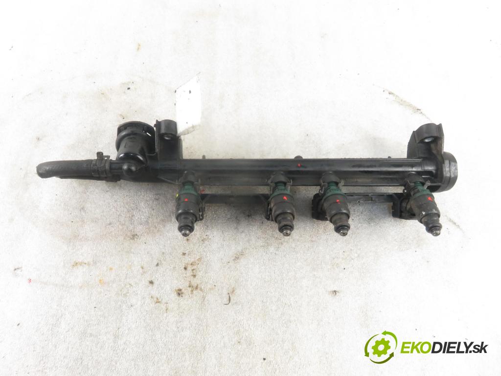 AUDI A3 (8L1) HB 2000 75,00 1.6 - AVU 1595,00 Lišta vstrekovacia 06A133317A ; 037906031AL (Vstrekovacie lišty)