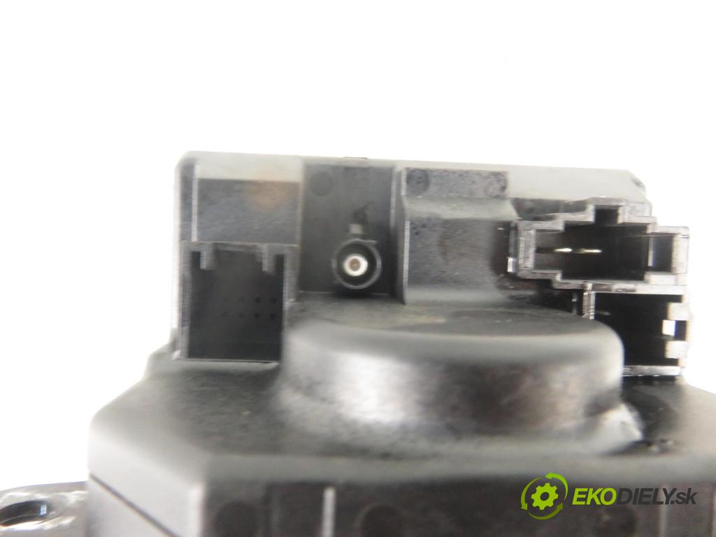 AUDI A6 (4F2, C6) SEDAN 2007 132,00 2.7 TDI 180 - BPP 2698,00 spinačka 4F0909131D ; 4F0910131D (Spínacie skrinky a kľúče)