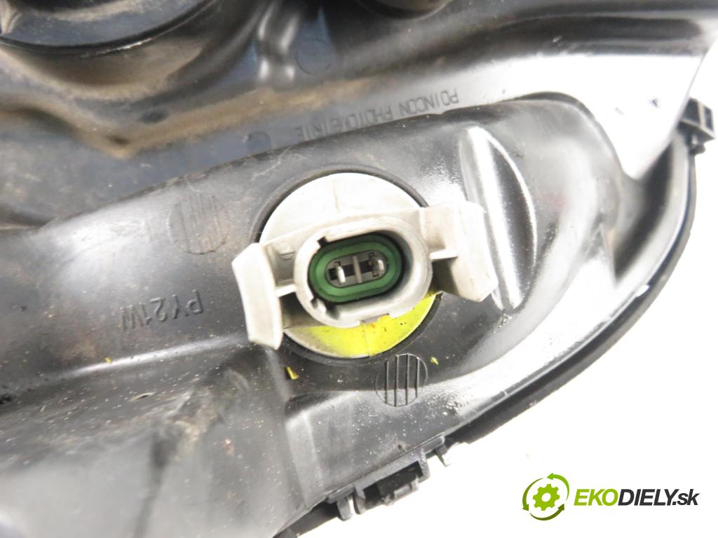 RENAULT SCENIC I (JA0/1_) MINIVAN 1999 79,00 1.6 16V 107 - K4M 700 1598,00 Svetlo PP 7700432097 ; 7701047600