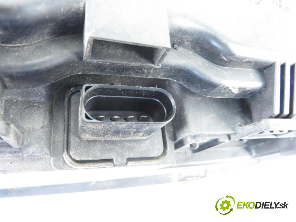 AUDI A3 (8L1) HB 2000 75,00 1.6 - AVU 1595,00 Svetlo PP