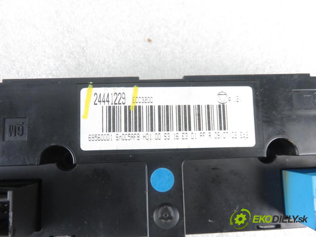 OPEL VECTRA C GTS (Z02) LIFTBACK 2003 90,00 1.8 16V 122 - Z 18 XE 1796,00 Panel topení KLIMATIZACE: 24441229