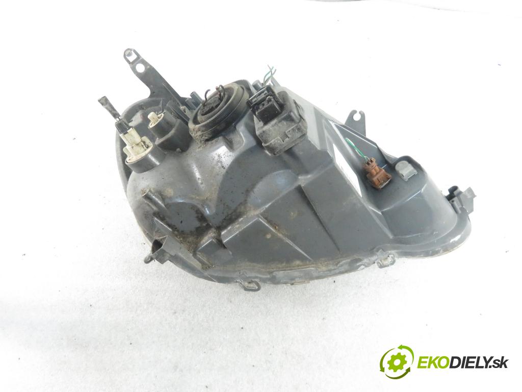 TOYOTA YARIS (_P1_) HB 2004 50,00 1.0 VVT- i 68 - 1SZ-FE 998,00 Svetlo LP 89007614 ; 811500D08