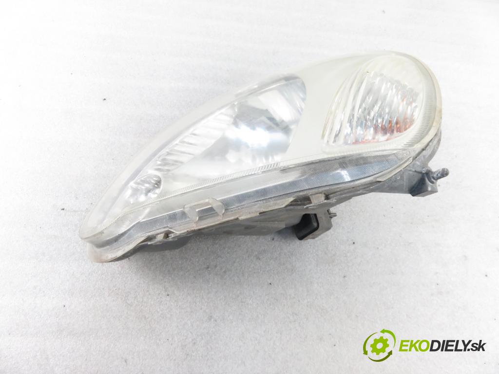 TOYOTA YARIS (_P1_) HB 2004 50,00 1.0 VVT- i 68 - 1SZ-FE 998,00 Svetlo LP 89007614 ; 811500D08