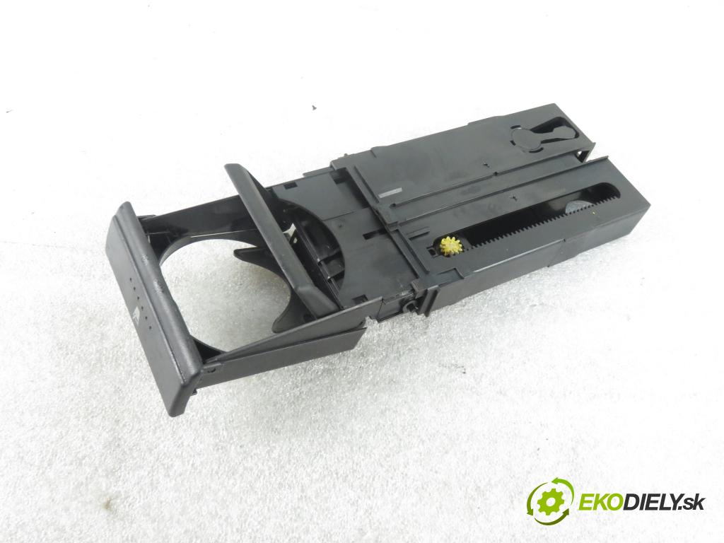 VW POLO (6N2) HB 2000 55,00 1.4 16V - AHW 1390,00 Držiak na nápoje 4B0885995 (Úchyty, držiaky na nápoje)