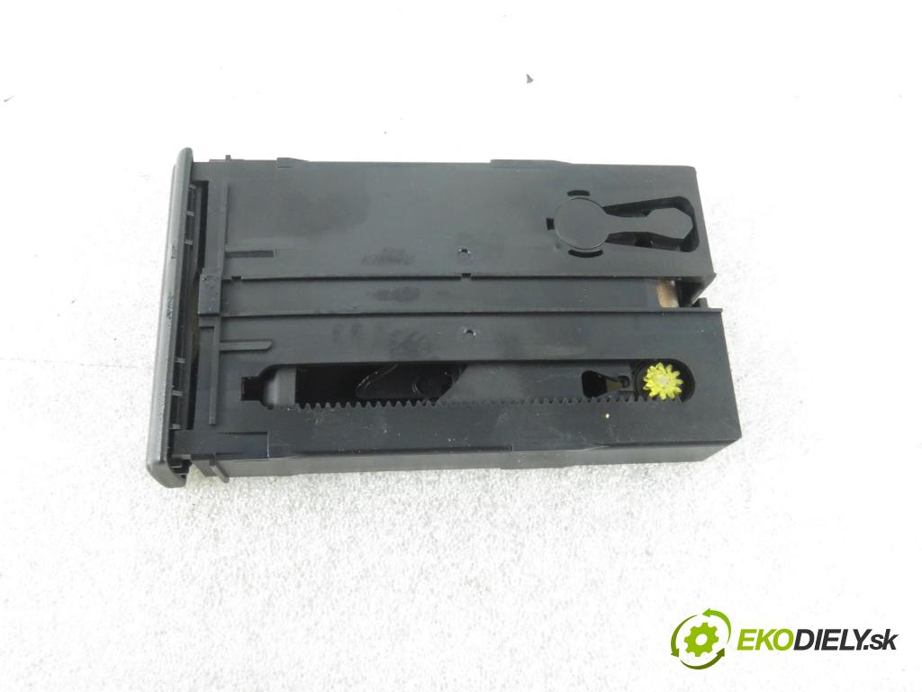 VW POLO (6N2) HB 2000 55,00 1.4 16V - AHW 1390,00 Držiak na nápoje 4B0885995 (Úchyty, držiaky na nápoje)