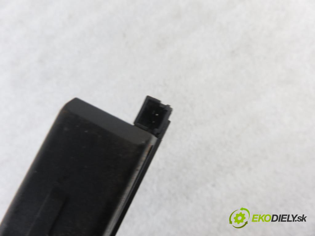 AUDI A4 Avant (8D5, B5) KOMBI 2000 81,00 1.9 TDI - AFN 1896,00 Držiak na nápoje 8D0862534A (Úchyty, držiaky na nápoje)