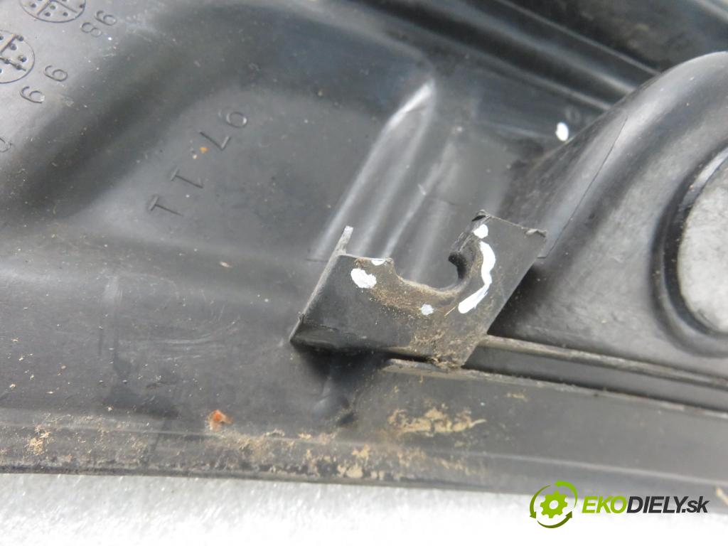 SUZUKI JIMNY (FJ) TERENOWY 2006 63,00 1.3 16V 4x4 (SN413) - 86 M13A 1328,00 Torpédo, plast pod čelné okno 7731081A10 (Torpéda)