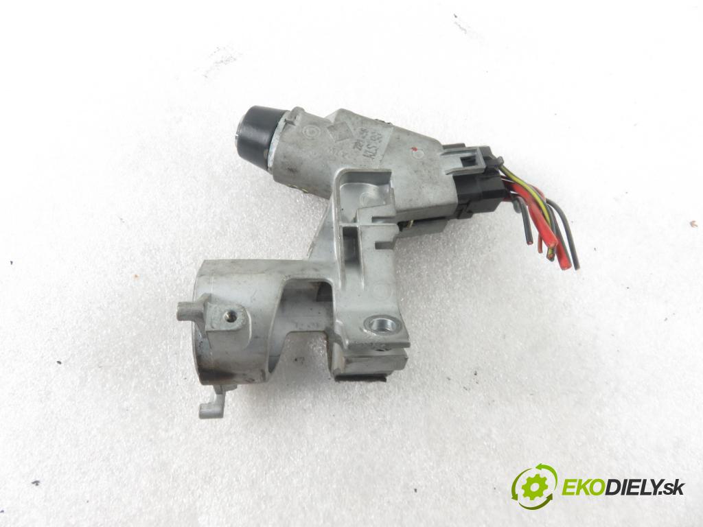 VW TRANSPORTER IV Skrzynia (70XA) BUS 2002 65,00 2.5 TDI - AJT 2461,00 spinačka 701905851 (Spínacie skrinky a kľúče)