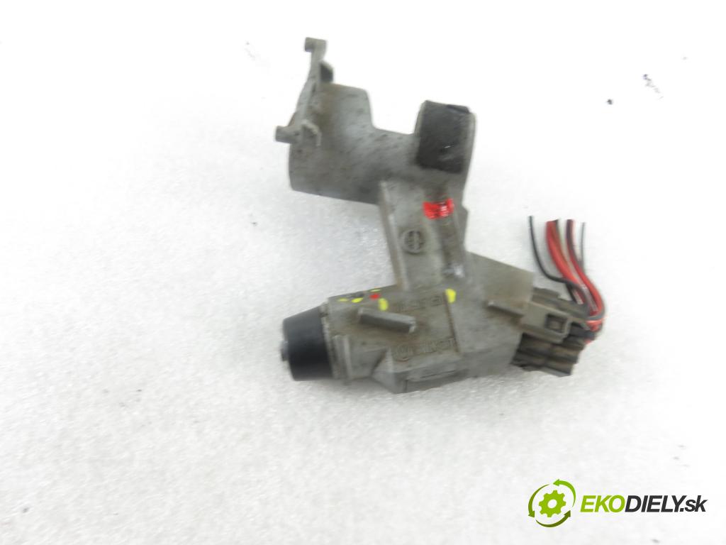 VW TRANSPORTER IV Skrzynia (70XA) BUS 2002 65,00 2.5 TDI - AJT 2461,00 spinačka 701905851 (Spínacie skrinky a kľúče)