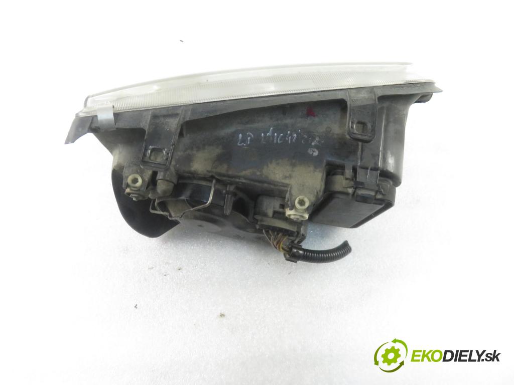 VW BORA (1J2) SEDAN 2001 77,00 1.6 16V - AZD 1598,00 Svetlo LP
