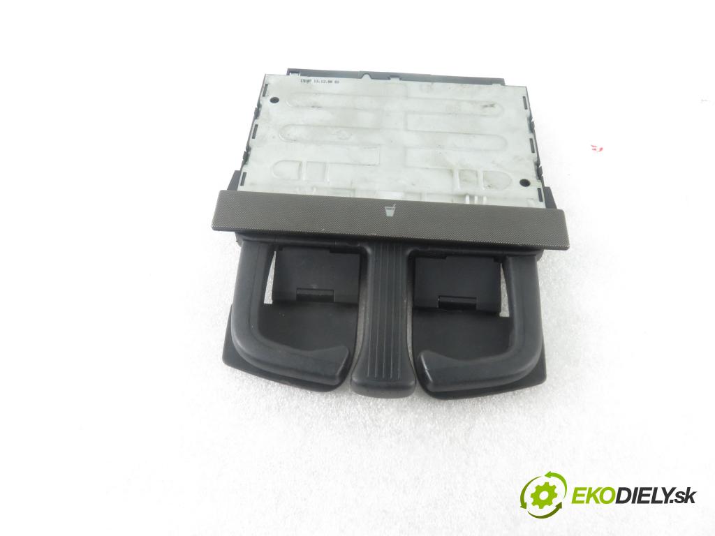 VW BORA (1J2) SEDAN 2001 77,00 1.6 16V - AZD 1598,00 Držiak na nápoje 1J0858601B (Úchyty, držiaky na nápoje)