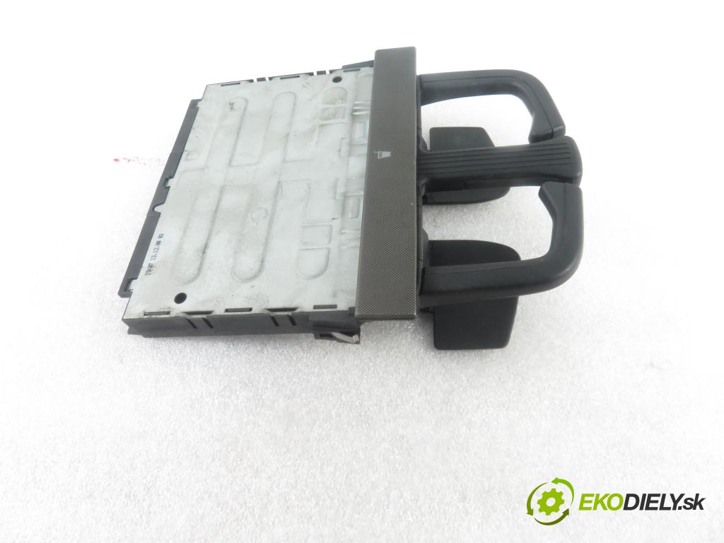 VW BORA (1J2) SEDAN 2001 77,00 1.6 16V - AZD 1598,00 Držiak na nápoje 1J0858601B (Úchyty, držiaky na nápoje)