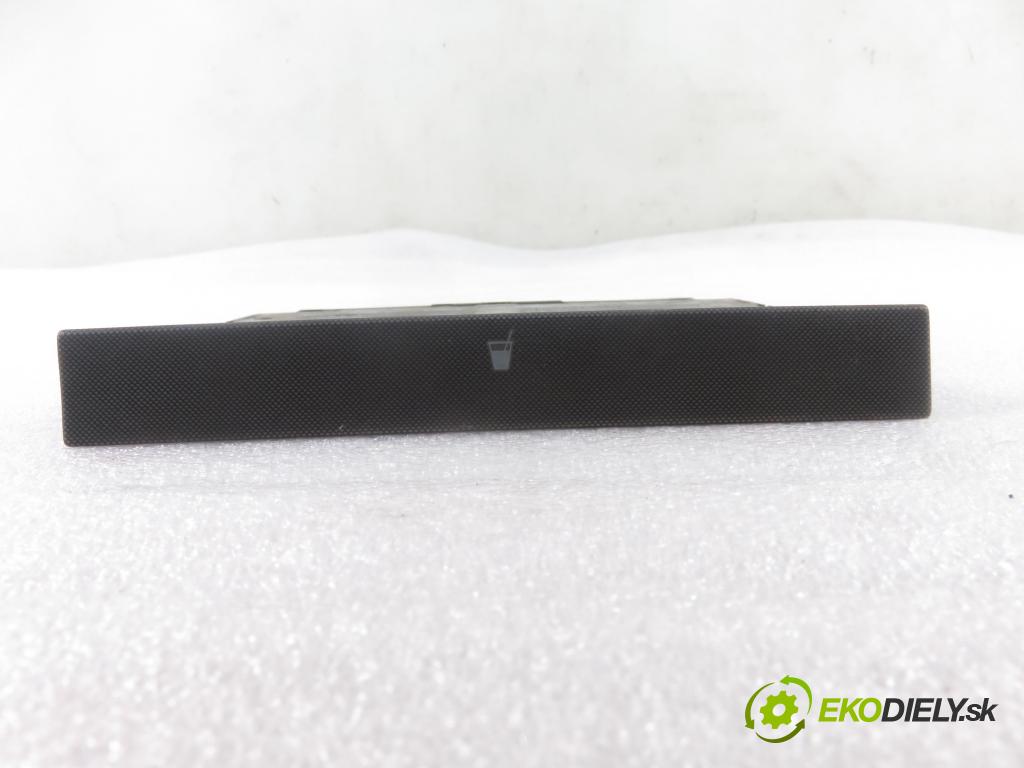 VW BORA (1J2) SEDAN 2001 77,00 1.6 16V - AZD 1598,00 Držiak na nápoje 1J0858601B (Úchyty, držiaky na nápoje)